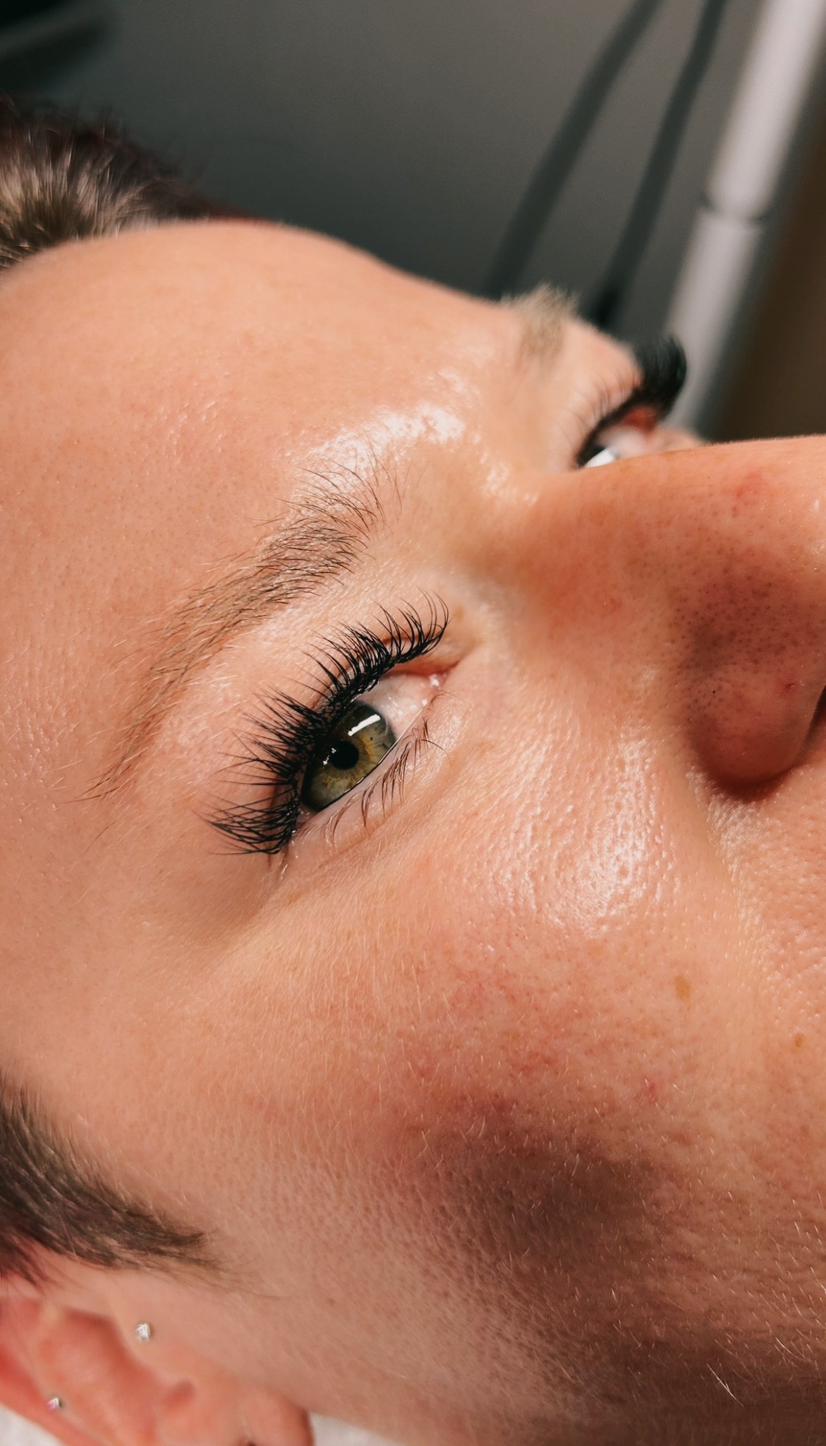 Detailaufnahme einer Wimpernverlängerung bei SL Cosmetics